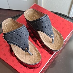 Source Unknown Black and Tan Sandals